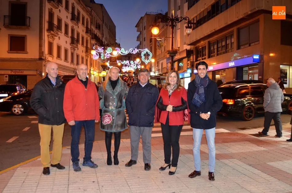 Foto 6 - El Alcalde y su equipo inauguran el encendido de las luces que marcan el inicio de la Navidad  