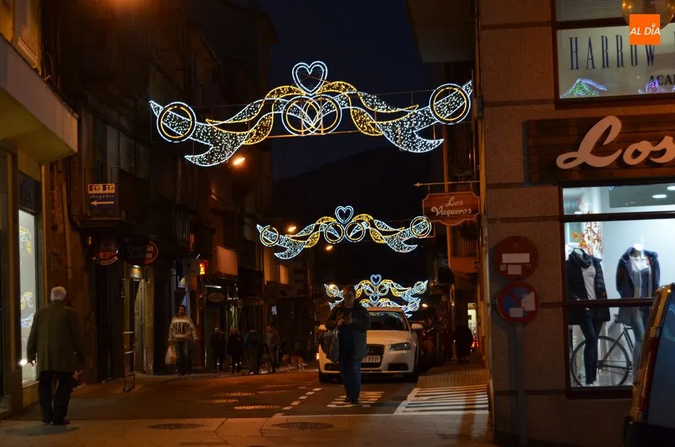Foto 7 - El Alcalde y su equipo inauguran el encendido de las luces que marcan el inicio de la Navidad  