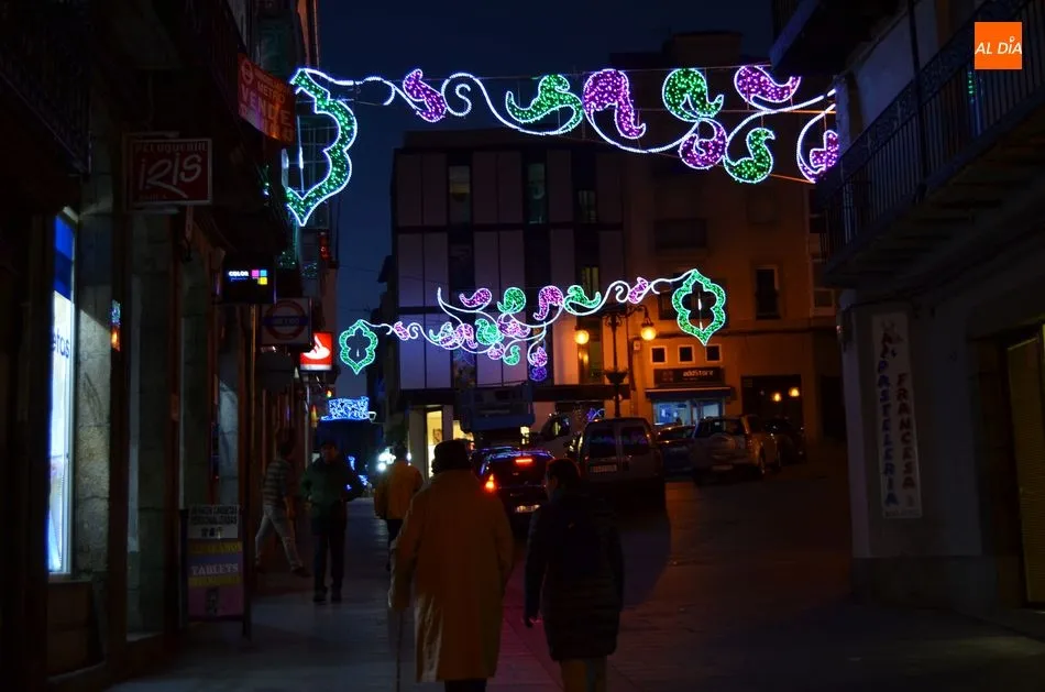 Foto 4 - El Alcalde y su equipo inauguran el encendido de las luces que marcan el inicio de la Navidad  