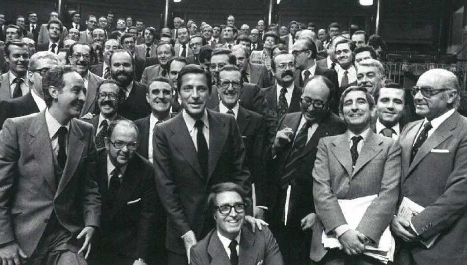 Adolfo Suárez, presidente del Gobierno español, en el centro, en el Congreso de los Diputados, en 1978