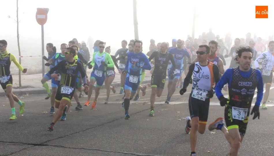 La niebla no se quiso perder esta atractiva prueba deportiva en El Zurguén. Foto de Alberto Martín