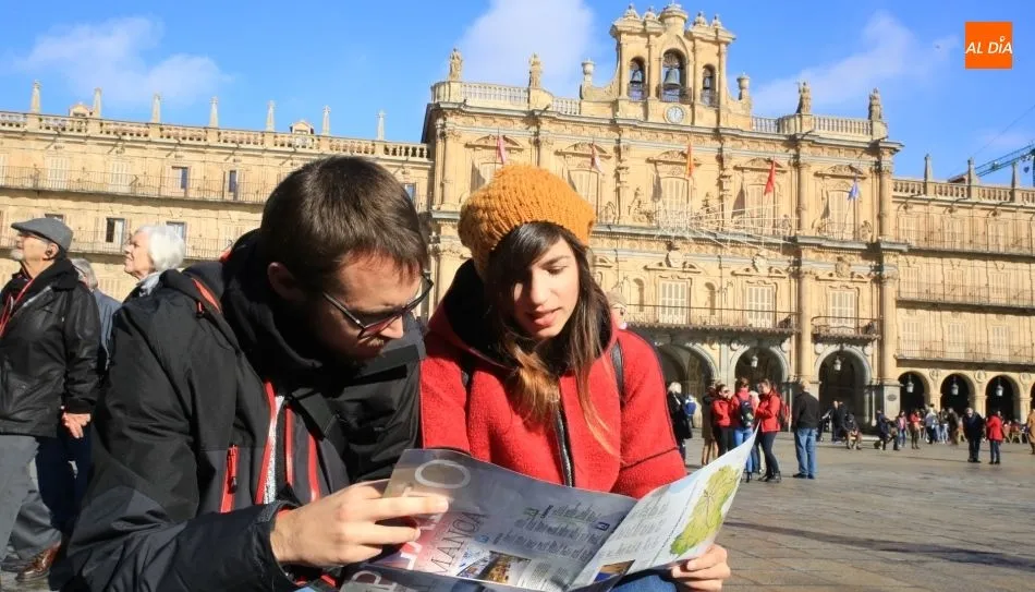 Una pareja de turista, con un mapa de la ciudad, en la Plaza Mayor. Foto de Alberto Martín