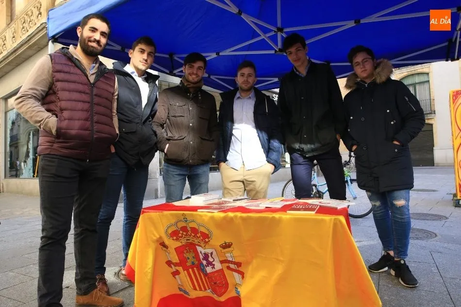 Foto 2 - Nuevas Generaciones reparte 1.000 ejemplares de la Constituci&oacute;n para &ldquo;defender la democracia&rdquo;