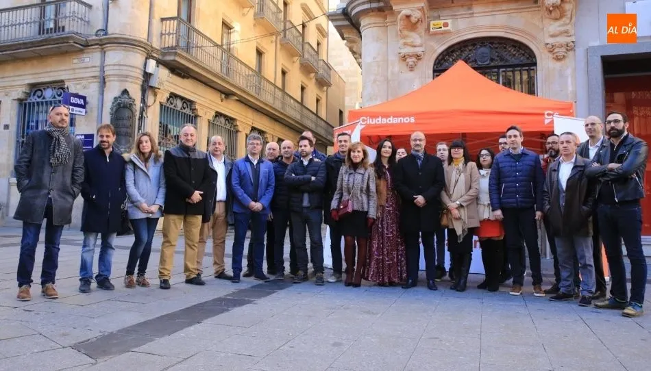 Integrantes de Ciudadanos, junto a su portavoz regional, Luis Fuentes, en la plaza del Liceo. Foto de Alberto Martín