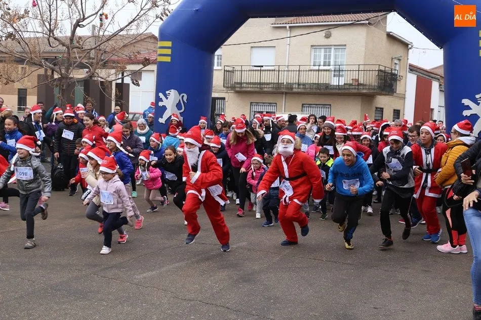 Los participantes inician la carrera