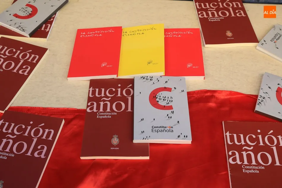 Foto 8 - Nuevas Generaciones reparte 1.000 ejemplares de la Constituci&oacute;n para &ldquo;defender la democracia&rdquo;