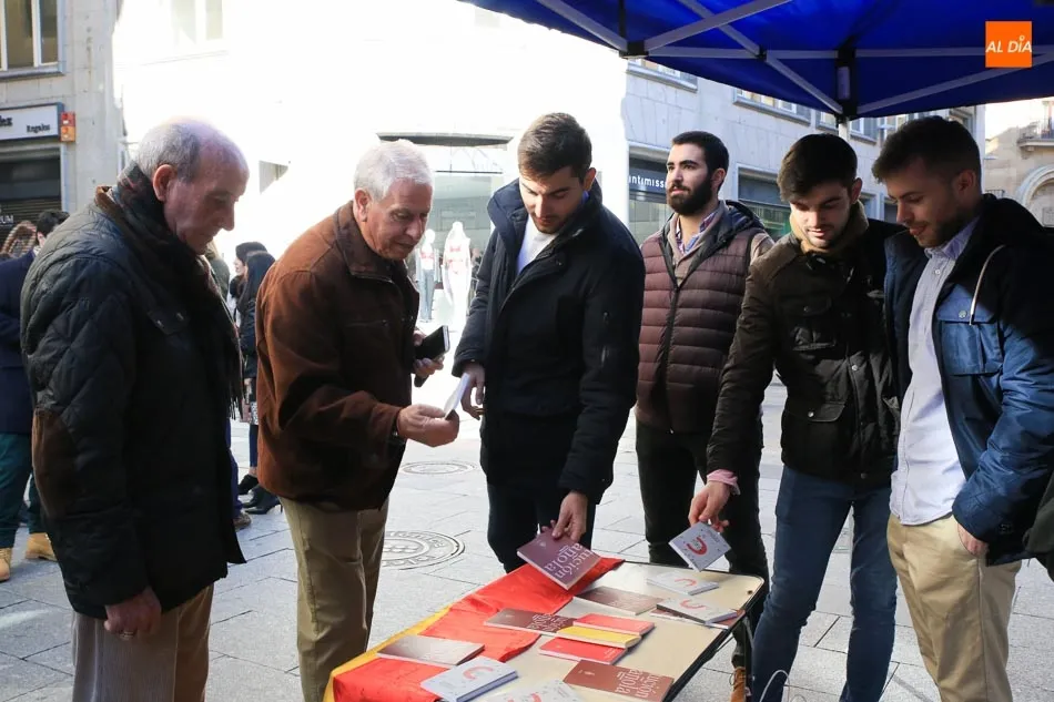 Foto 7 - Nuevas Generaciones reparte 1.000 ejemplares de la Constituci&oacute;n para &ldquo;defender la democracia&rdquo;