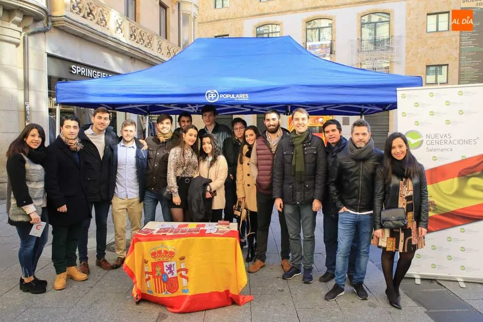 Foto 6 - Nuevas Generaciones reparte 1.000 ejemplares de la Constituci&oacute;n para &ldquo;defender la democracia&rdquo;