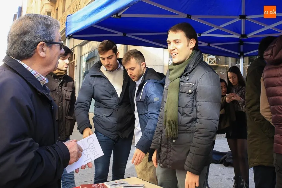Foto 5 - Nuevas Generaciones reparte 1.000 ejemplares de la Constituci&oacute;n para &ldquo;defender la democracia&rdquo;