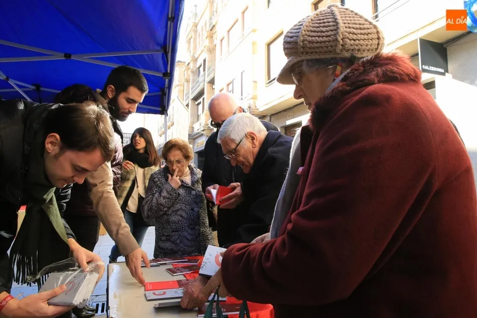 Foto 4 - Nuevas Generaciones reparte 1.000 ejemplares de la Constituci&oacute;n para &ldquo;defender la democracia&rdquo;