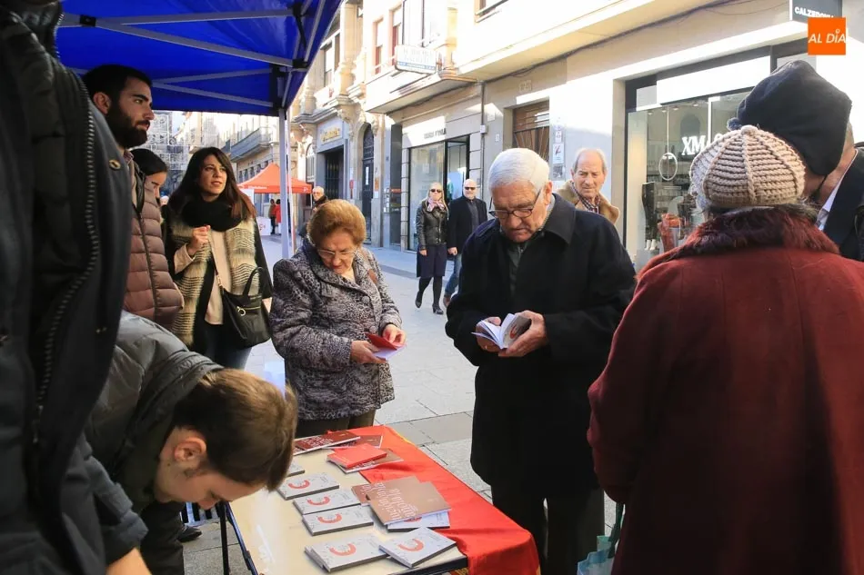 Foto 3 - Nuevas Generaciones reparte 1.000 ejemplares de la Constituci&oacute;n para &ldquo;defender la democracia&rdquo;