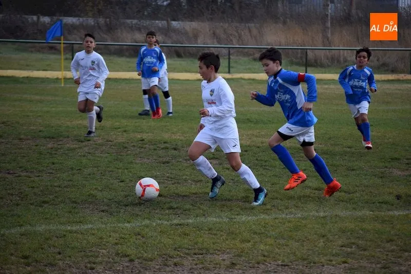 Foto 10 - El Alev&iacute;n B del Alba de Tormes CF consigue un merecido triunfo ante el San Agust&iacute;n B
