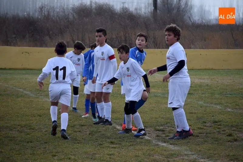Foto 9 - El Alev&iacute;n B del Alba de Tormes CF consigue un merecido triunfo ante el San Agust&iacute;n B