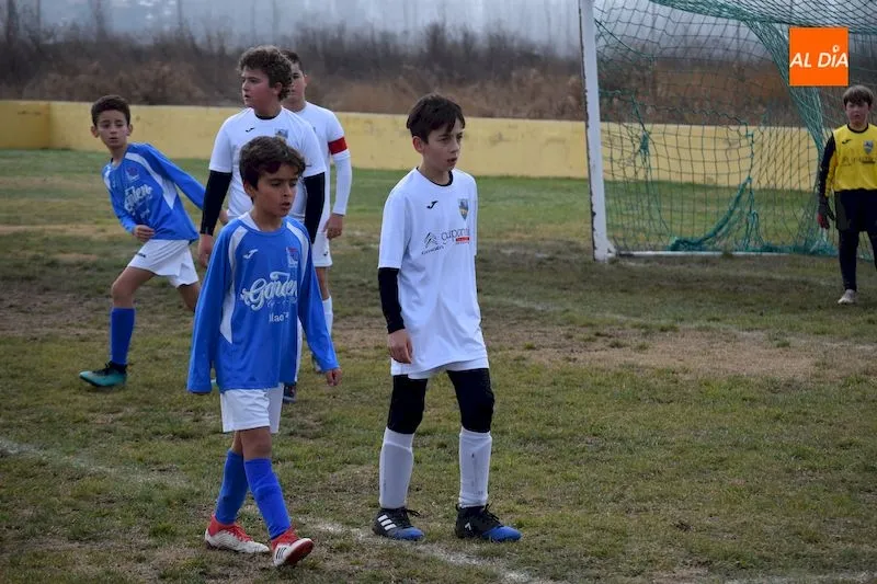 Foto 8 - El Alev&iacute;n B del Alba de Tormes CF consigue un merecido triunfo ante el San Agust&iacute;n B
