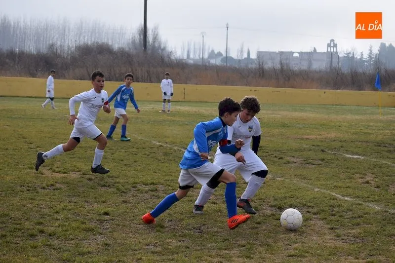 Foto 7 - El Alev&iacute;n B del Alba de Tormes CF consigue un merecido triunfo ante el San Agust&iacute;n B