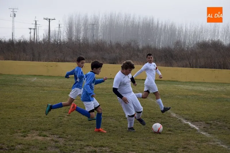 Foto 6 - El Alev&iacute;n B del Alba de Tormes CF consigue un merecido triunfo ante el San Agust&iacute;n B