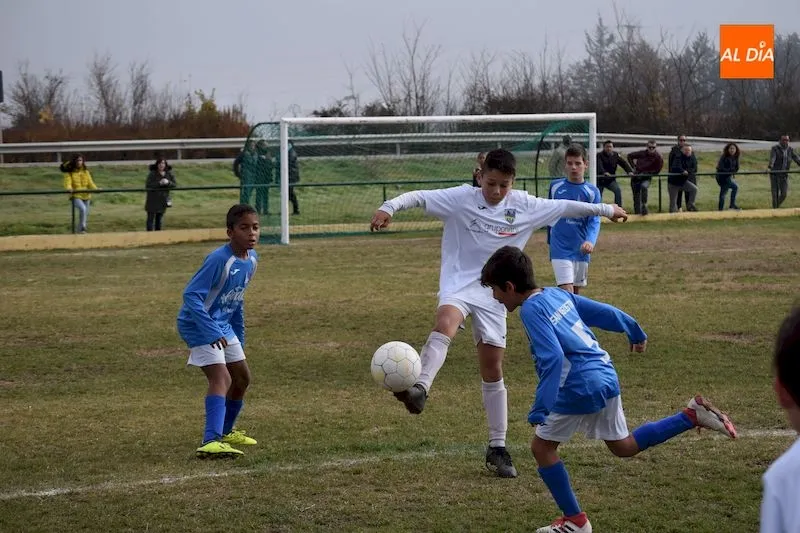 Foto 5 - El Alev&iacute;n B del Alba de Tormes CF consigue un merecido triunfo ante el San Agust&iacute;n B