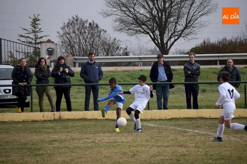 Foto 3 - El Alev&iacute;n B del Alba de Tormes CF consigue un merecido triunfo ante el San Agust&iacute;n B