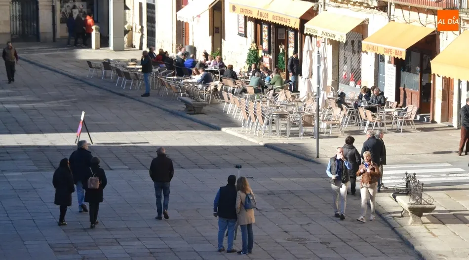 Foto 4 - Buen ambiente en la soleada ma&ntilde;ana de arranque del Puente de la Constituci&oacute;n  