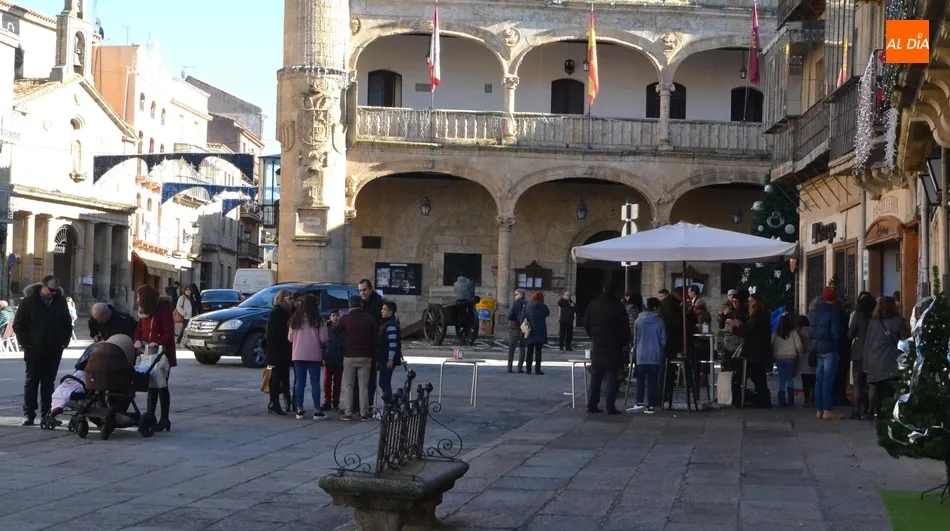 Foto 2 - Buen ambiente en la soleada ma&ntilde;ana de arranque del Puente de la Constituci&oacute;n  