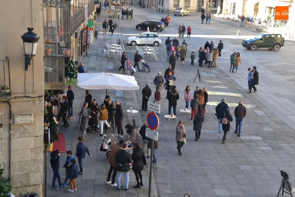 Buen ambiente en la soleada mañana de arranque del Puente de la Constitución  