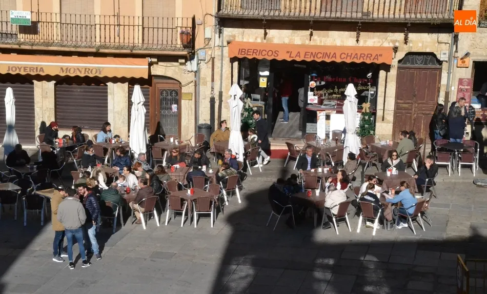 Foto 5 - Buen ambiente en la soleada ma&ntilde;ana de arranque del Puente de la Constituci&oacute;n  