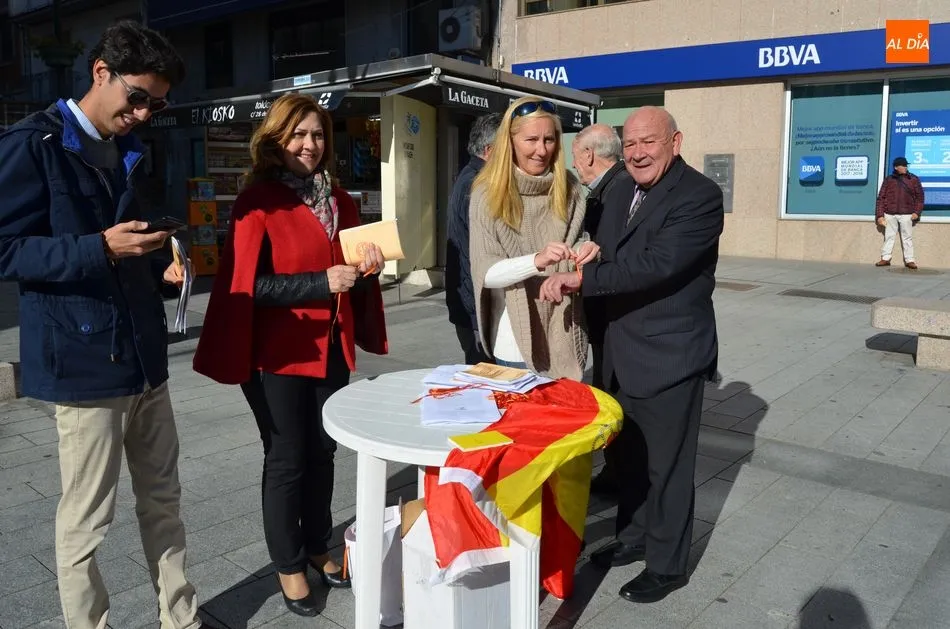 Foto 3 - Los Populares de B&eacute;jar celebran en la calle el D&iacute;a de la Constituci&oacute;n  
