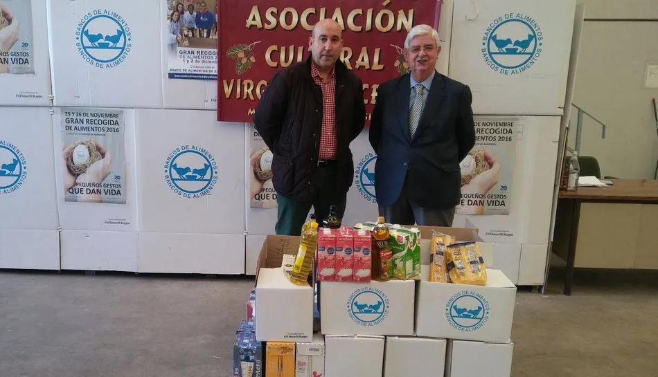 Benjamín Gurrionero, presidente de esta asociación, junto a Godofredo García, presidente del Banco de Alimentos de Salamanca, en el acto de entrega de productos recogidos en una iniciativa solidaria anterior