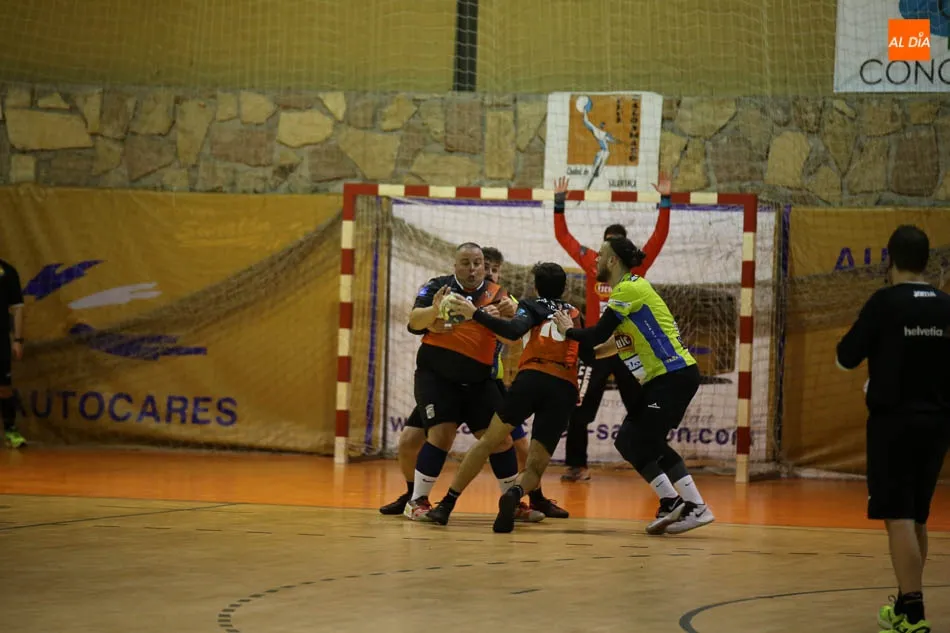 Sebas Elena recibe el balón de un compañero en un partido del equipo