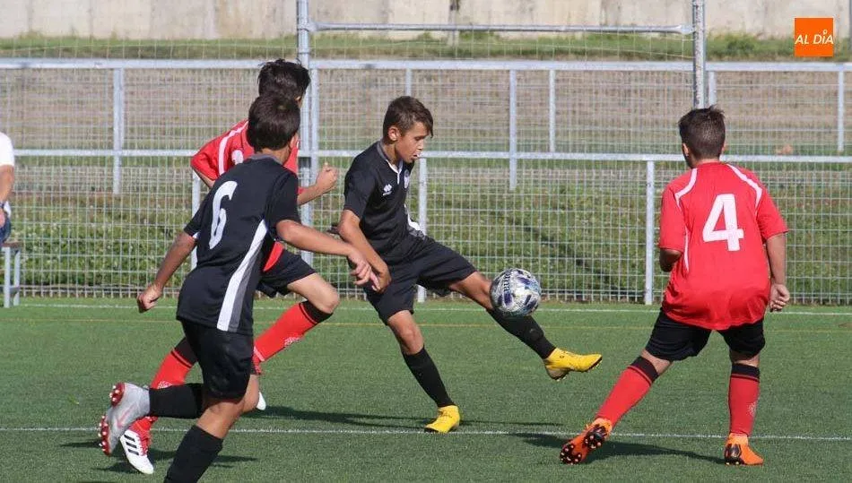 Un partido de fútbol base.