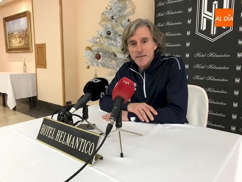 Roberto Aguirre durante la rueda de prensa