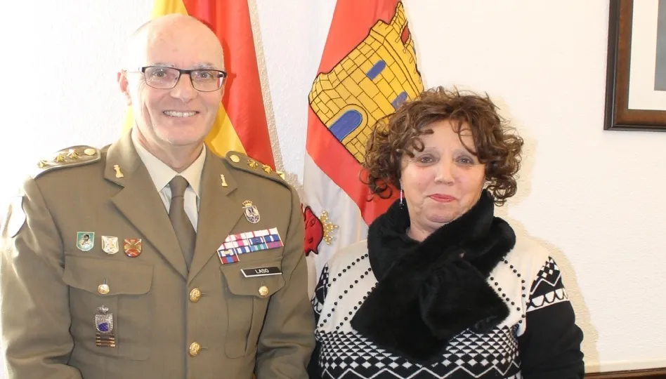 La subdelegada del Gobierno en Salamanca, Encarnación Pérez Álvarez, junto al coronel Jesús González Laso de la Vega