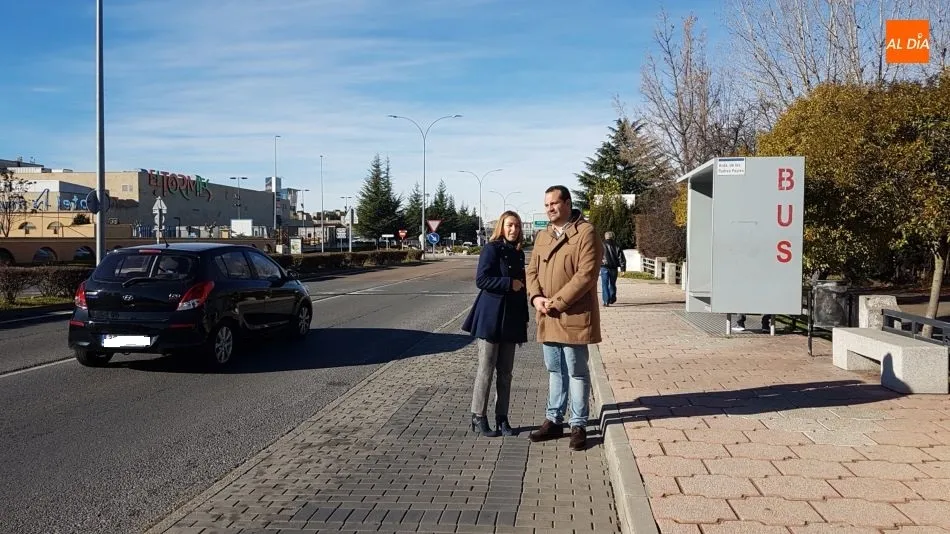 David Mingo y Marta Labrador han presentado la renovación del pavimento de la avenida de Los Paúles