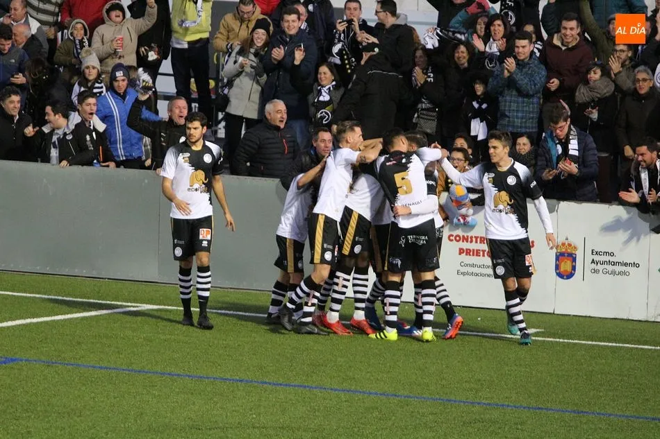 Los jugadores de Unionistas celebran el gol de Manjón ante el Guijuelo