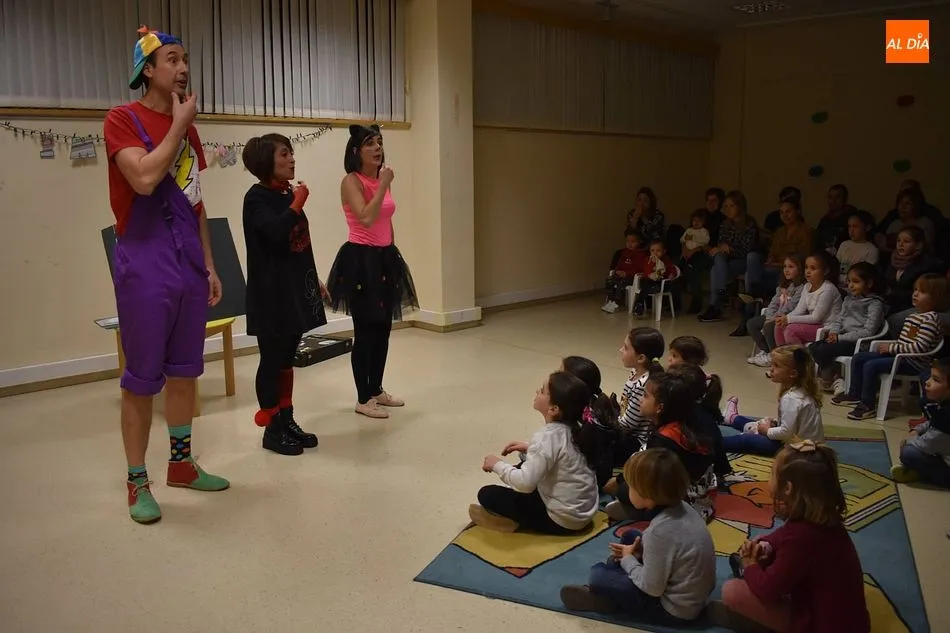 Los más pequeños disfrutaron de la divertida obra con mensaje sobre la tolerancia y la aceptación. Fotos: Ayto. de Guijuelo