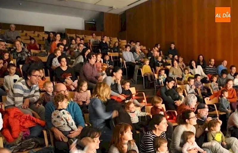 Público congregado para disfrutar del teatro infantil