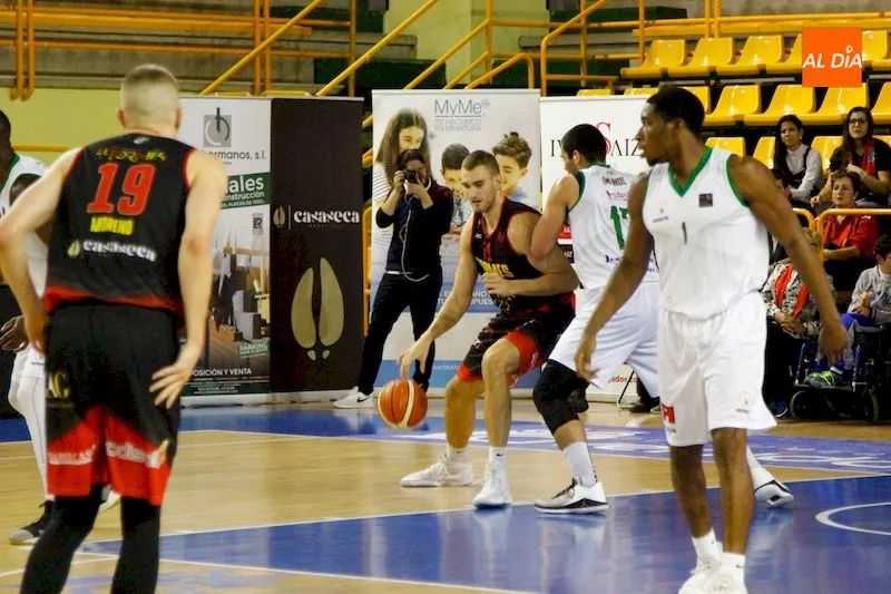 Foto 11 - El Zornotza no se da por vencido y le arrebata la victoria a La Antigua CB Tormes (69-72)
