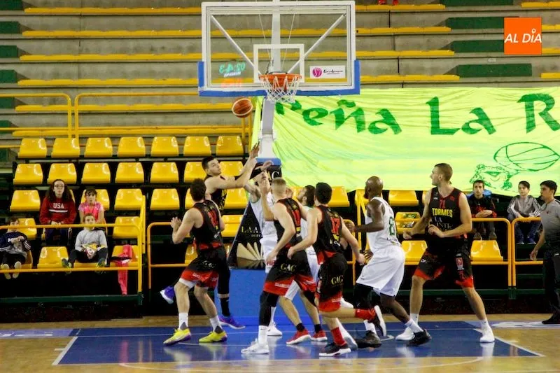 Foto 10 - El Zornotza no se da por vencido y le arrebata la victoria a La Antigua CB Tormes (69-72)