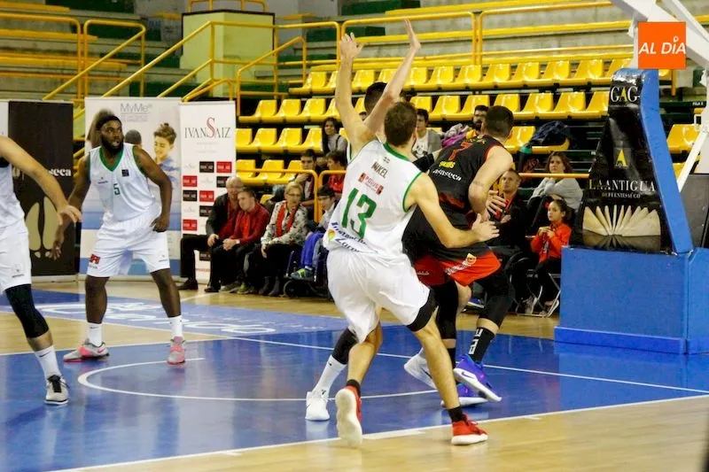 Foto 9 - El Zornotza no se da por vencido y le arrebata la victoria a La Antigua CB Tormes (69-72)