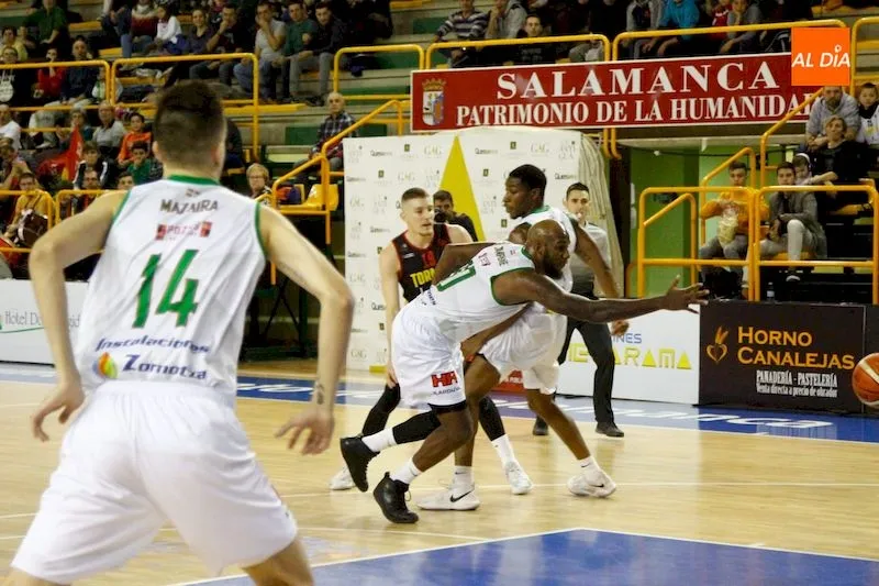 Foto 7 - El Zornotza no se da por vencido y le arrebata la victoria a La Antigua CB Tormes (69-72)