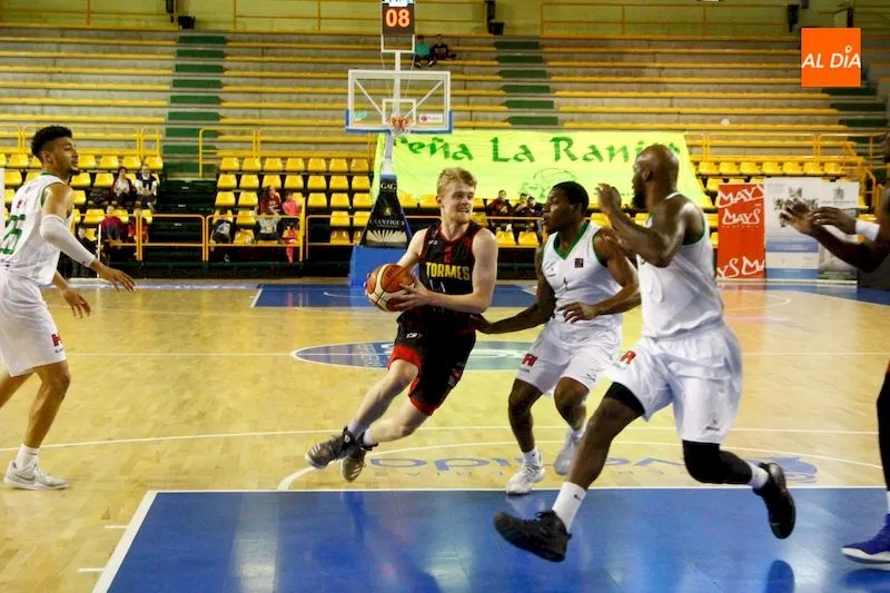 Foto 6 - El Zornotza no se da por vencido y le arrebata la victoria a La Antigua CB Tormes (69-72)