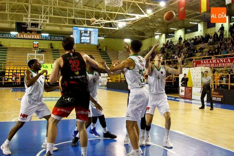Foto 5 - El Zornotza no se da por vencido y le arrebata la victoria a La Antigua CB Tormes (69-72)