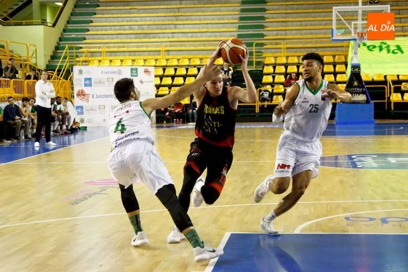 Foto 4 - El Zornotza no se da por vencido y le arrebata la victoria a La Antigua CB Tormes (69-72)