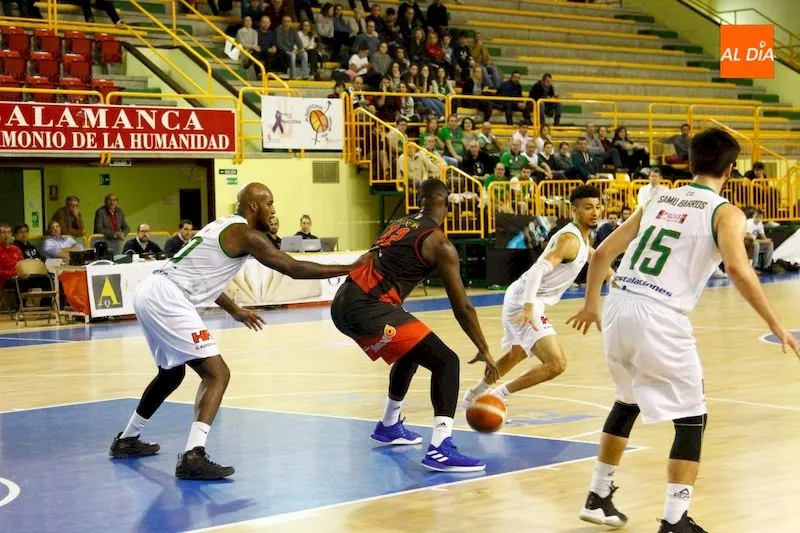 Foto 3 - El Zornotza no se da por vencido y le arrebata la victoria a La Antigua CB Tormes (69-72)
