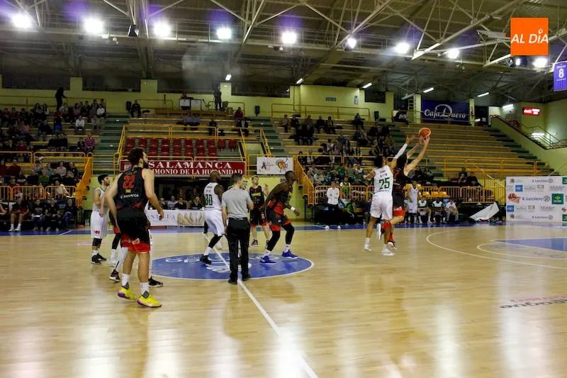 Foto 2 - El Zornotza no se da por vencido y le arrebata la victoria a La Antigua CB Tormes (69-72)