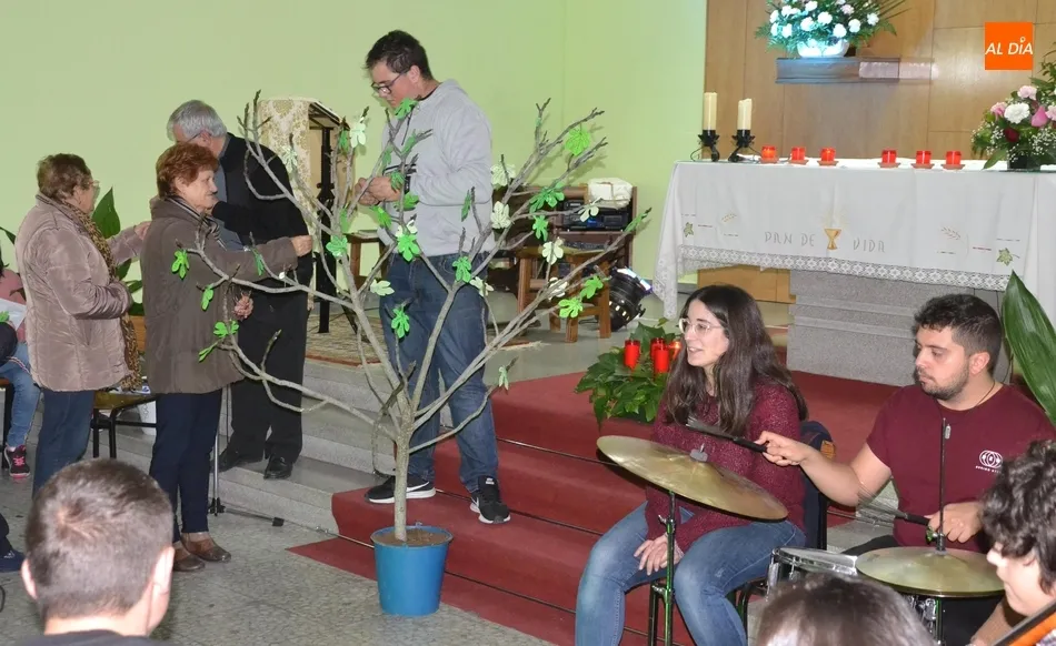 La Pastoral Juvenil se sube a la higuera en la Vigilia de la Inmaculada  