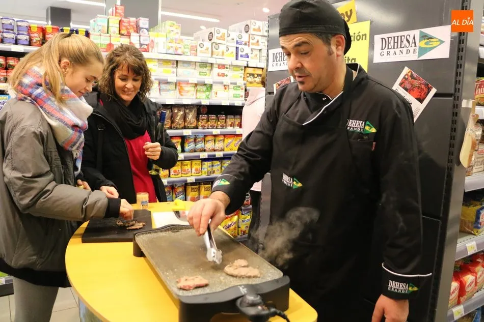 Supermercado Covirán ofrece una degustación de la exquisita carne de ternera Dehesa Grande  