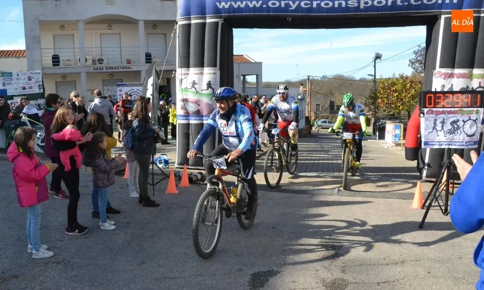 Foto 11 - R&eacute;cord de participaci&oacute;n en la cita prenavide&ntilde;a de Saelices con la BTT  