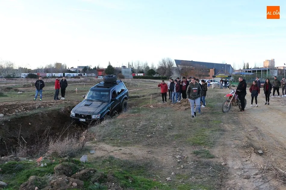 El único todoterreno participante prueba el circuito que se ha preparado para el fin de semana