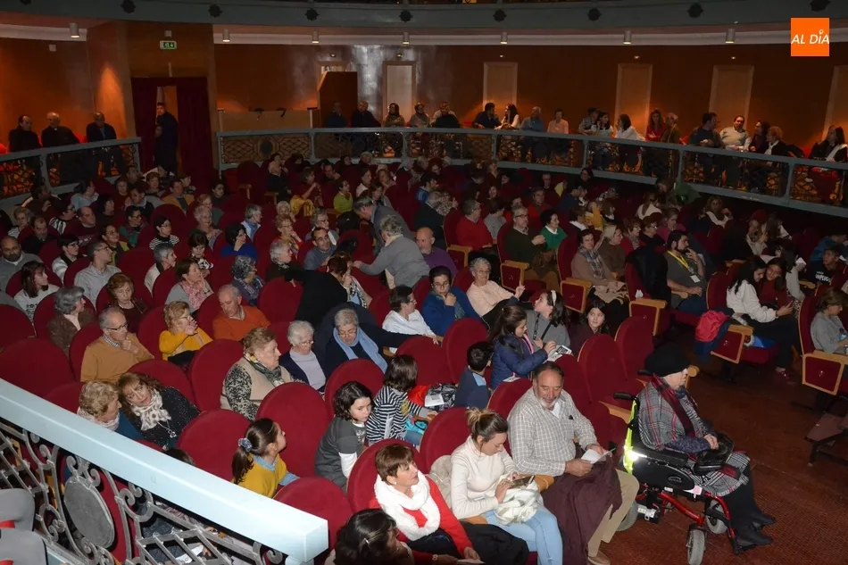 Media entrada en la experiencia mística con la Hermana Glenda en el Teatro Nuevo  